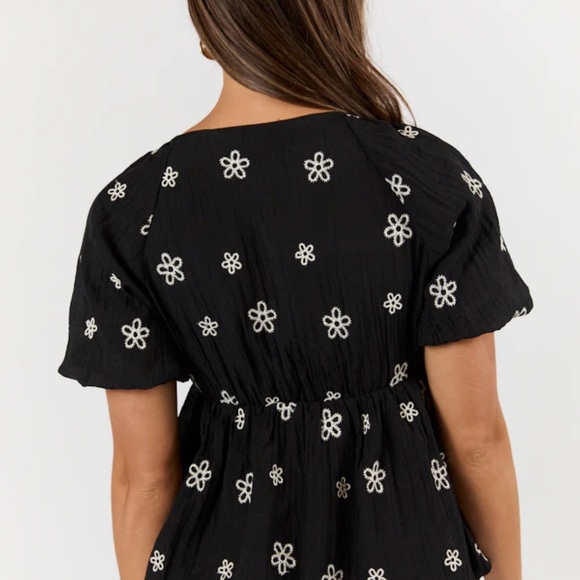 Elegant Black and White Blouse with Classic Design - Picture 4 of 4